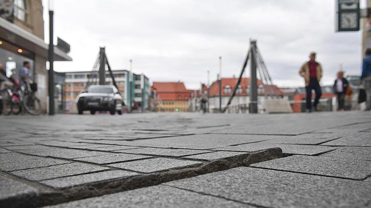 Stolpergefahr herrscht nicht nur für Frauen mit Absatzschuhen. Gerade auch ältere Bürger wünschen sich ein Pflaster ohne Lücken, das so eben ist wie möglich.Ronald Rinklef