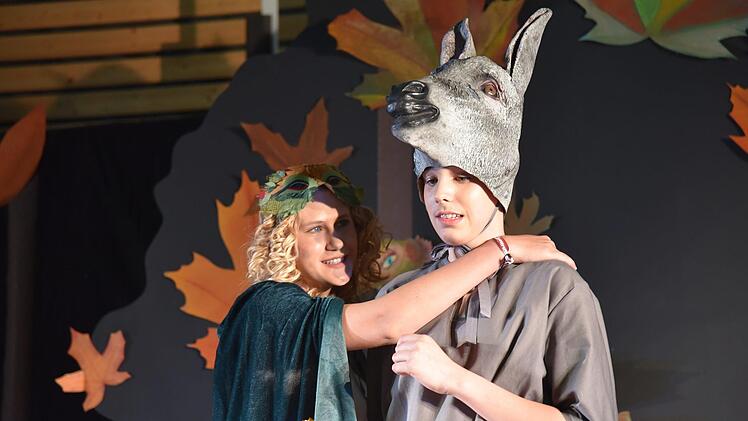 Verwirrung und Irrungen um die Liebe gibt es in dem Stück "Ein Sommernachtstraum", das die Theatergruppe der CO II am Montagabend auf die Schulbühne brachte. Foto: Gabi Arnold