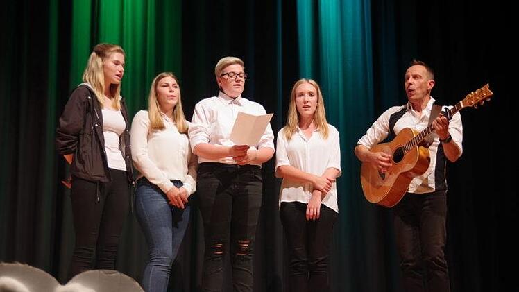 Der Chor der FKI 10 unter Leitung von Peter Graf gestaltete die Feierstunde mit.Heike Sch&uuml;lein