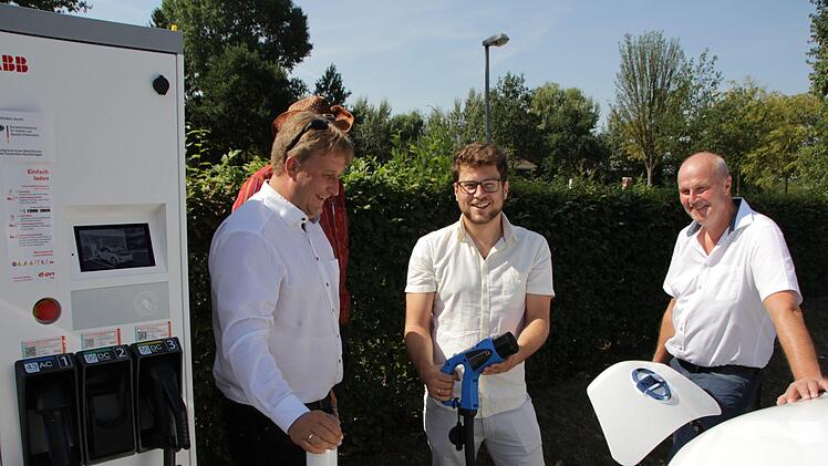 Die neue Ladestation im Engelgarten geht in Betrieb.  Foto: Andreas Dorsch