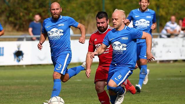 Im Laufduell ist der Lichtenfelser Matthias Wildner (blaues Trikot) einfach schneller und l&auml;sst Andreas Kraus vom VfR Johannisthal keine Chance.  Fotos: Heinrich Wei&szlig;