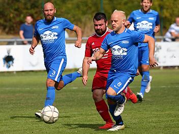 Im Laufduell ist der Lichtenfelser Matthias Wildner (blaues Trikot) einfach schneller und l&auml;sst Andreas Kraus vom VfR Johannisthal keine Chance.  Fotos: Heinrich Wei&szlig;
