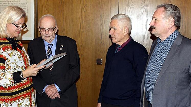 Die Bürgermeisterin Susanne Grebner zeichnete (v.l.) Andreas Jakob, Horst Weber und Norbert Schülein mit dem Ehrenamtspreis der Gemeinde Wilhelmsthal aus.  Foto: Michael Wunder
