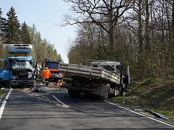 Die beiden kollidierten Lastwagen blockieren die KG 44.Foto: Arkadius Guzy