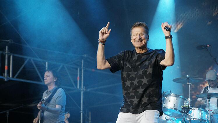 Er hat's noch immer drauf: Pur-Sänger Hartmut Engler feierte mit den Fans beim Open Air im Staatsbad Brückenau, gab aber auch sehr Persönliches preis.Steffen Standke