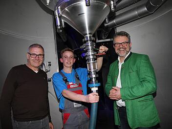 Elias Rittmayer mit Brauereichef Georg Rittmayer (links) und dem Präsident der Handwerkskammer für Oberfranken, Thomas ZimmerMathias Erlwein