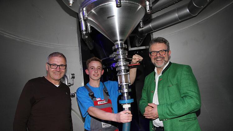 Elias Rittmayer mit Brauereichef Georg Rittmayer (links) und dem Präsident der Handwerkskammer für Oberfranken, Thomas ZimmerMathias Erlwein