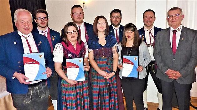 Kreisvorstandsmitglied Dietmar Schmidt (rechts) konnte langj&auml;hrige Musikanten auszeichnen. Von links: Ehrenvorsitzender Eugen Rebhan (30 Jahre aktiv), Nachwuchsdirigent Maximilian Knauer, Kerstin Wachter (25), Vorsitzender Julian Kaim, Christine Rottmann (zehn), Christian St&ouml;cker (20), Stephanie Schmitt (20) sowie Roman Steiger (20 Jahre Dirigent) Foto: Gerd Fleischmann