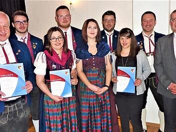 Kreisvorstandsmitglied Dietmar Schmidt (rechts) konnte langjährige Musikanten auszeichnen. Von links: Ehrenvorsitzender Eugen Rebhan (30 Jahre aktiv), Nachwuchsdirigent Maximilian Knauer, Kerstin Wachter (25), Vorsitzender Julian Kaim, Christine Rottmann (zehn), Christian Stöcker (20), Stephanie Schmitt (20) sowie Roman Steiger (20 Jahre Dirigent) Foto: Gerd Fleischmann