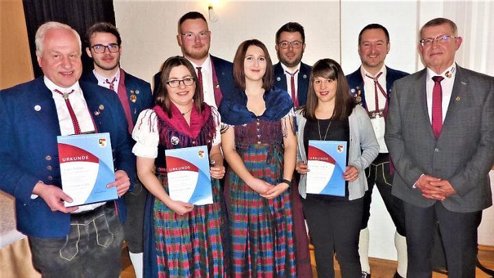 Kreisvorstandsmitglied Dietmar Schmidt (rechts) konnte langjährige Musikanten auszeichnen. Von links: Ehrenvorsitzender Eugen Rebhan (30 Jahre aktiv), Nachwuchsdirigent Maximilian Knauer, Kerstin Wachter (25), Vorsitzender Julian Kaim, Christine Rottmann (zehn), Christian Stöcker (20), Stephanie Schmitt (20) sowie Roman Steiger (20 Jahre Dirigent) Foto: Gerd Fleischmann