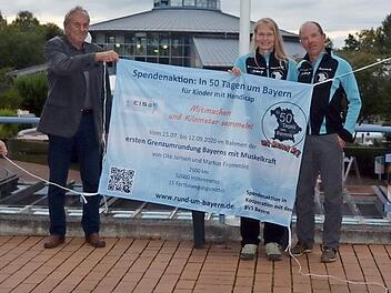 Empfang der beiden Bayernumrunder Ute Jansen und Markus Frommlet (Mitte) in Bad Rodach (von links): Steffi Kowol vom Stadtmarketing-Netzwerk "Bad Rodach begeistert", Ernst-Wilhelm Geiling, Zweiter Bürgermeister der Stadt Bad Rodach, René Michel, Betriebsleiter der "ThermeNatur"  Foto: Stadtmarketing