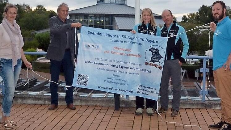 Empfang der beiden Bayernumrunder Ute Jansen und Markus Frommlet (Mitte) in Bad Rodach (von links): Steffi Kowol vom Stadtmarketing-Netzwerk "Bad Rodach begeistert", Ernst-Wilhelm Geiling, Zweiter Bürgermeister der Stadt Bad Rodach, René Michel, Betriebsleiter der "ThermeNatur"  Foto: Stadtmarketing