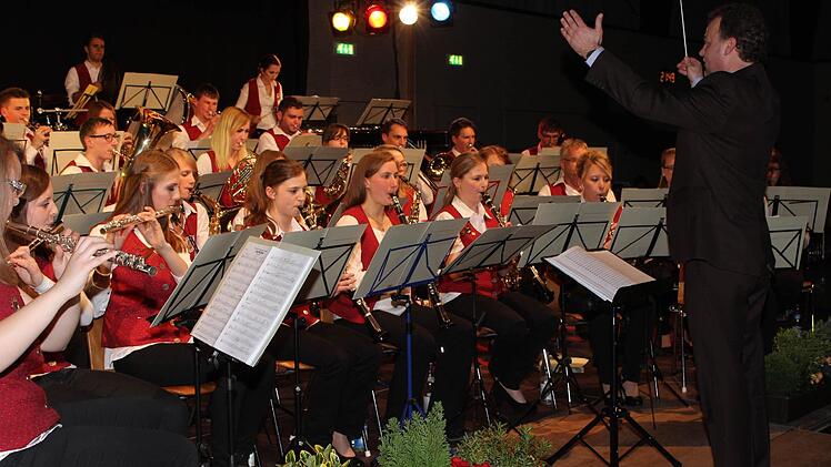 Maestro Wojciech Grabietz dirigiert