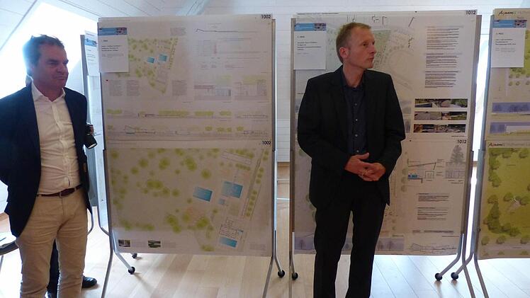 Detlef Sacker, der Leiter der Jury (links), stellte zusammen mit John Höpfner vom Architekten-Büro Haack und Höpfner in München das Sieger-Konzept vor. Die Planung ist auf der linken Tafel zu sehen. Foto: Klaus Schmitt