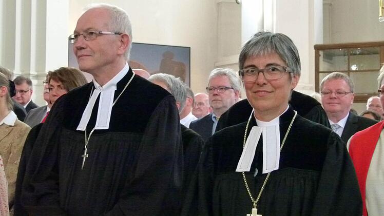 Regionalbischöfin Dorothea Greiner und Dekan Otfried Sperl nahmen inmitten der Gemeinde Platz in den Kirchenbänken. Foto: Marion Krüger-Hundrup