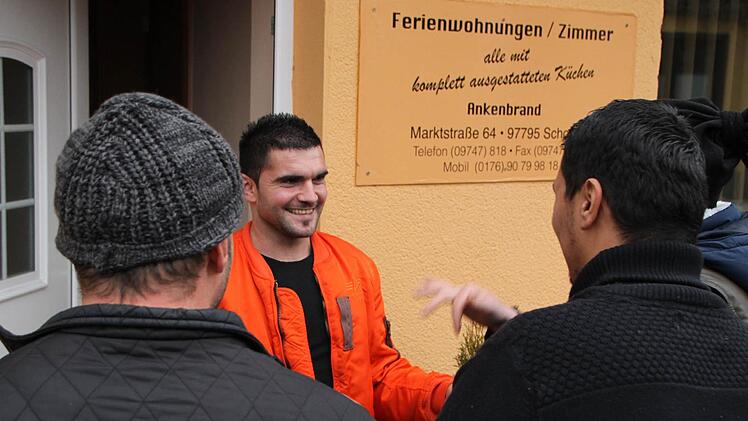 Arsim Shabani (Mitte) spricht am besten Deutsch. Deshalb dolmetscht er oft für die anderen Flüchtlinge in der Schondra. Foto: Ulrike Müller
