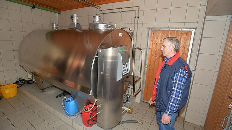 In den Milchtank passen rund 3800 Liter Milch. Alle zwei Tage wird er geleert. Foto: Ronald Rinklef