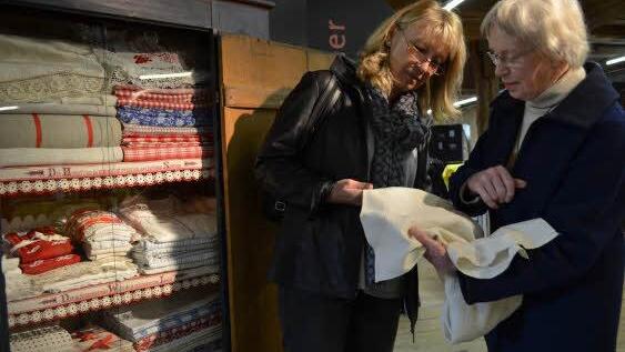 Bett- und Tischwäsche hat Gudrun Zwingelberg beigesteuert. Sie zeigt Ulrike Gunsenheimer das feine Leinen in Waffelmuster. Foto: Gabi Bertram