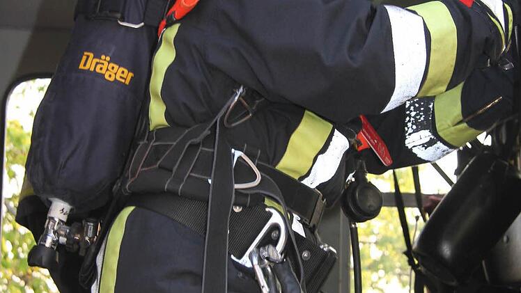 Mit Schwerem Atemschutz kämpfte sich die Feuerwehr auch ins Innere des Rehbergheims vor.