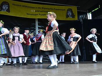 Die Trachtentanzgruppe der Schule Wildenheid-Haarbrücken eroberte mit ihren Tänzen schnell die Herzen der Zuschauer auf dem Marktplatz.  Fotos: Rainer Lutz