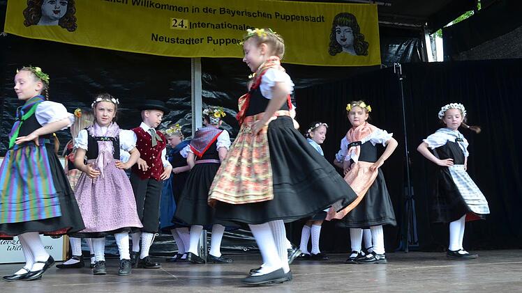 Die Trachtentanzgruppe der Schule Wildenheid-Haarbrücken eroberte mit ihren Tänzen schnell die Herzen der Zuschauer auf dem Marktplatz.  Fotos: Rainer Lutz