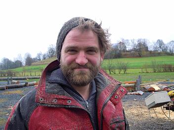 Daniel Hilfenhaus bei der Arbeit mit seinem mobilen Sägewerk. Fotos: Julia Raab