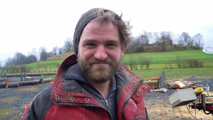 Daniel Hilfenhaus bei der Arbeit mit seinem mobilen Sägewerk. Fotos: Julia Raab