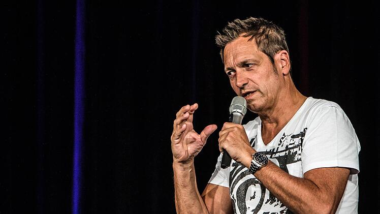 Wortgewandt und unterhaltsam : Dieter Nuhr gastierte im Coburger Kongresshaus. Foto: Jochen Berger