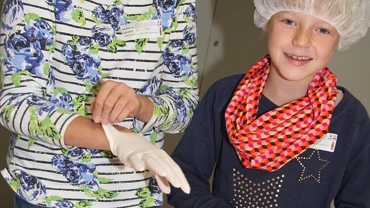 Nicola Nussgräber und Ilona Müller stellen Sauerbärchen her. Foto: Sonny Adam