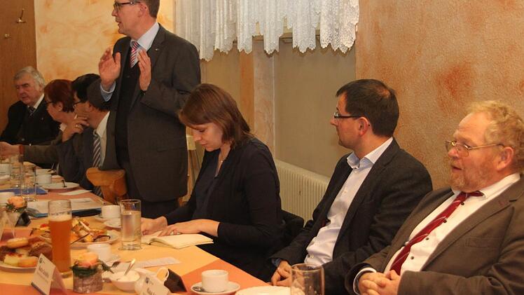 Als Ansprechpartner für die Gastwirte hat der stellvertretende IHK-Hauptgeschäftsführer Wolfram Brehm (stehend) drei Politiker eingeladen - von rechts: die Landtagsabgeordneten Klaus Adelt (SPD) und Martin Schöffel (CSU) sowie Bundestagsabgeordnete Emmi Zeulner (CSU). Foto: Stephan Tiroch