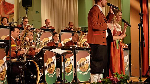 Die "Eghalanda Musikanten" aus Münnerstadt bei ihrer Premiere in Bad Königshofen vor ausverkauftem Haus. Das zweite Konzert findet am 19. Februar in Schondra statt.  Foto: Dirk Weippert.