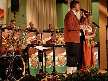 Die "Eghalanda Musikanten" aus M&uuml;nnerstadt bei ihrer Premiere in Bad K&ouml;nigshofen vor ausverkauftem Haus. Das zweite Konzert findet am 19. Februar in Schondra statt.  Foto: Dirk Weippert.