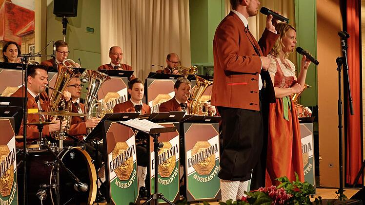 Die "Eghalanda Musikanten" aus Münnerstadt bei ihrer Premiere in Bad Königshofen vor ausverkauftem Haus. Das zweite Konzert findet am 19. Februar in Schondra statt.  Foto: Dirk Weippert.