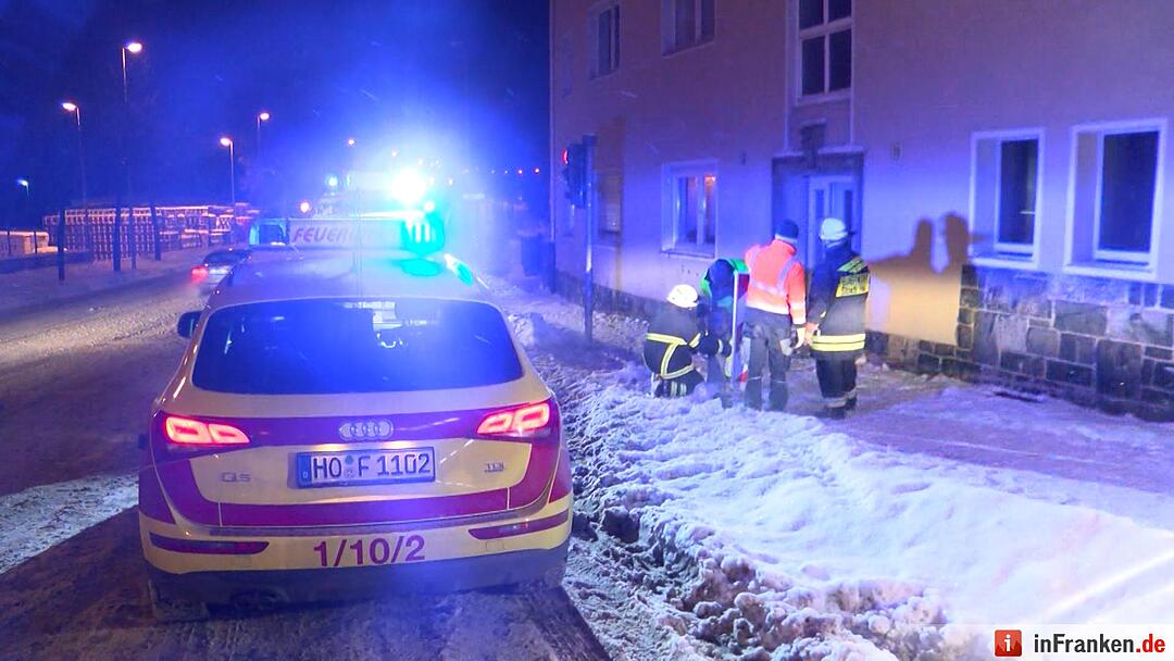 Winterliche Straßenverhältnisse sorgen für geborstene Fensterscheiben - Brummifahrer rutscht in Laterne - Straßenbeleuchtung kracht in Mehrfamilienhaus