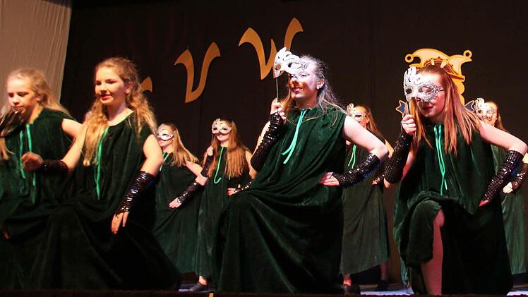 "Emotion Dance" nennt sich die Showtanztruppe des KVW, die zum Schluss der Jubiläumsgala zum 33. Bestehen des Vereins das Publikum zu Raketen hinriss. Foto: Bettina Knauth