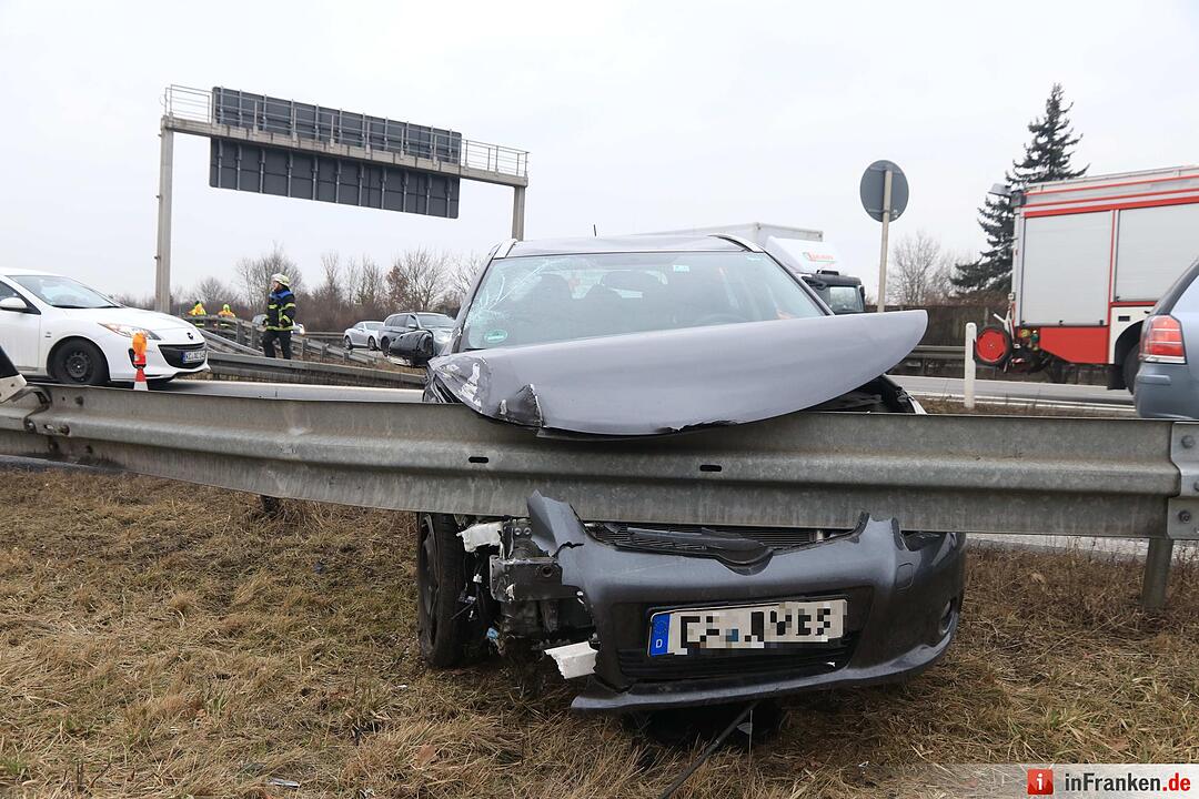 Autofahrerin kracht in Warnleitanhänger und schleudert in Leitplanke - mindestens eine Person kam verletzt ins Krankenhaus