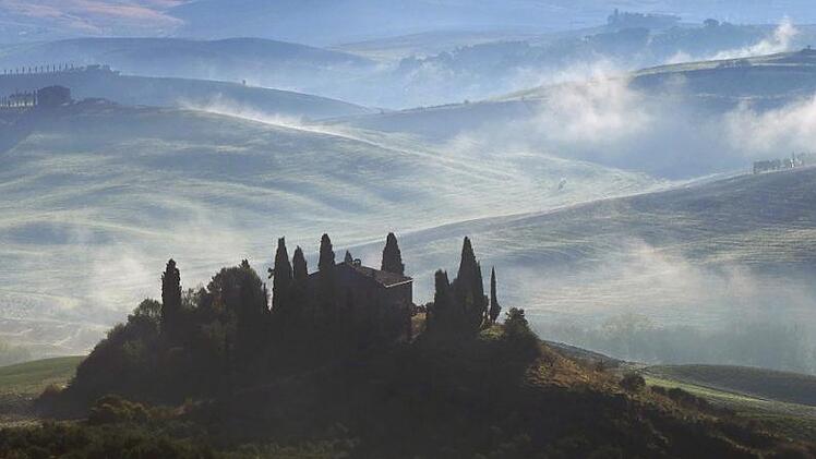 Das "Belvedere" im Val d´Orcia gehört zu den beliebtesten Fotomotiven in der Toskana. Vor allem, wenn die Morgennebel aus den sanft geschwungenen Hügeln steigen, ergeben sich traumhafte Bilder. Mit einer derartigen Aufnahme belegte Susanne Gagel Platz 1 beim Monatswettbewerb der Michelauer Hobbyfotografen.  Foto: : Susanne Gagel