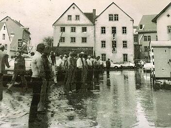 Falschpinkler am richtigen Platz: Wegen einer Überschwemmung war 1979 der Klowagen (rechts) trockenen Fußes nicht zu erreichen. Das Bild stammt aus dem Fundus des früheren BR-Fotografen Hans Seyferth (†). Foto: Hans Seyferth