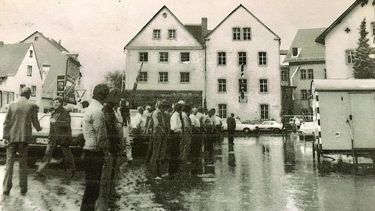 Falschpinkler am richtigen Platz: Wegen einer Überschwemmung war 1979 der Klowagen (rechts) trockenen Fußes nicht zu erreichen. Das Bild stammt aus dem Fundus des früheren BR-Fotografen Hans Seyferth (†). Foto: Hans Seyferth