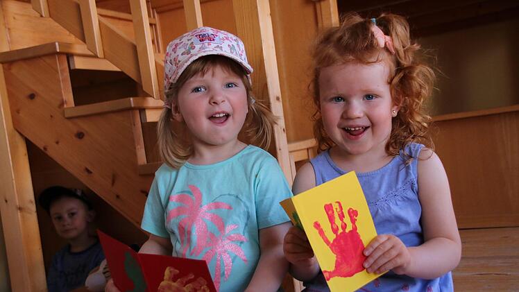 Lea (2) und Mia (3) vom Hammelburger Kindergarten St. Michael haben Karten gebastelt. Foto: Teresa Hirschberg