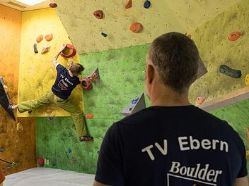 Abteilungsleiter Stefan Einwag ist kurz vor dem letzten Griff auf der Finalroute. Mark Waiblinger fungiert als Schiedsrichter.  Jule Müller