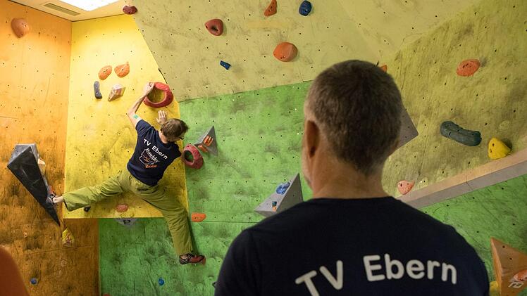 Abteilungsleiter Stefan Einwag ist kurz vor dem letzten Griff auf der Finalroute. Mark Waiblinger fungiert als Schiedsrichter.  Jule Müller