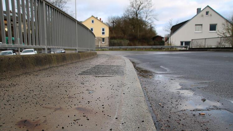 Jetzt ist das Gras verschwunden und der Riss verfüllt. Thomas Malz