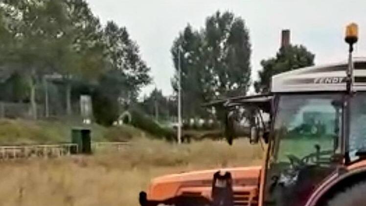 Am Gestrüpp hat sich der Traktor die Zähne ausgebissen: Keilriemenriss nach wenigen Stunden. FC Wacker