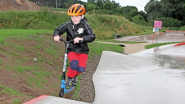 Tim Küfner (8) ist ein echter Könner: Zur Eröffnung zeigte er, wie man mit dem Scooter springen kann.