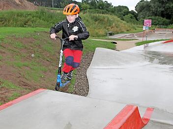 Tim Küfner (8) ist ein echter Könner: Zur Eröffnung zeigte er, wie man mit dem Scooter springen kann.