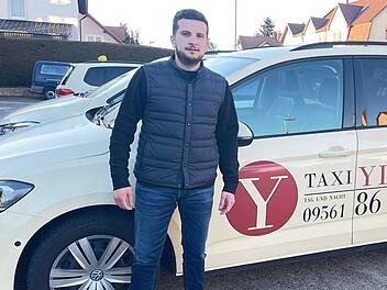 Jetzt erstmal durchschnaufen: Mehmet Yilmaz hat mit einem Großraumtaxi binnen 48 Stunden mehr als 2000 Kilometer zurückgelegt.