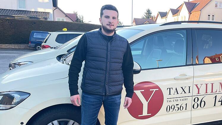 Jetzt erstmal durchschnaufen: Mehmet Yilmaz hat mit einem Großraumtaxi binnen 48 Stunden mehr als 2000 Kilometer zurückgelegt.