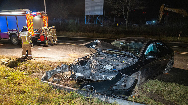 Unfall unter Alkoholeinfluss: Kollision mit Laternenmast