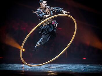 Die von Chen Tao geleitete Akrobaten-Truppe Guangzhou aus China gl&auml;nzt mit einem Cyr-Wheel (Ein-Reifen-Rh&ouml;nrad) in perfekter Pr&auml;zision.